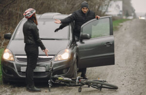 conductor discutiendo con una ciclista